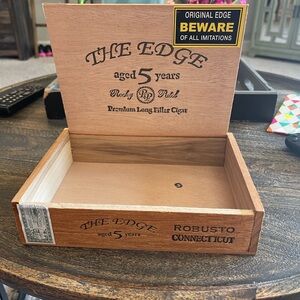 Roda The Edge Wood-Grain Cigar Box with Green Seal